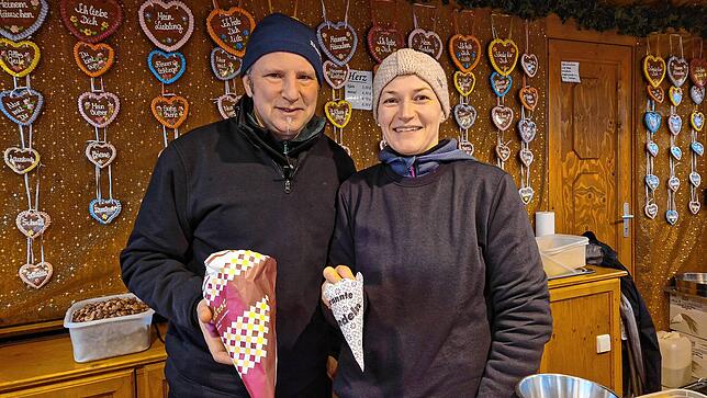 Nicole und Klaus Strahl verkaufen Magenbrot und gebrannte Mandeln – und viele andere Süßwaren.