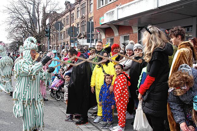 Bild 42: Sonne für die Narren: Großer Fasnet-Umzug begeistert in Singen!