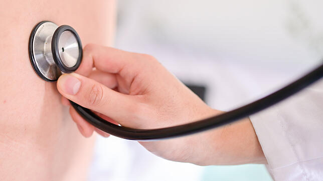 Eine Patientin wird mit einem Stetoskop untersucht: Ein bislang verwaiste Praxis in Schönwald ist jetzt wieder besetzt, nachdem die ...