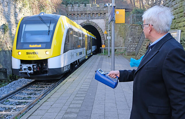 Auch die neuesten Bahnen hinterlassen noch Dieselabgase, die sich im Trog des Überlinger Bahnhofs Mitte oft stauen.