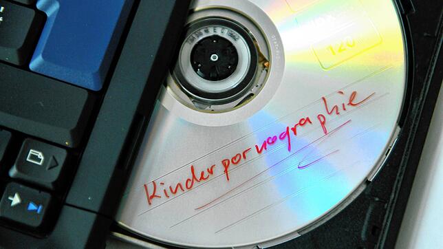 Eine DVD mit der Aufschrift &bdquo;Kinderpornografie&ldquo;. (Symbolbild) Die Kantonspolizei Aargau und das Schweizer Bundesamt für ...
