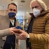 Nach dem Aus für die 2-G-Regel im Einzelhandel: Thomas Wartner (links) kontrolliert den 3-G-Status eines Kunden in seinem Modegeschäft.