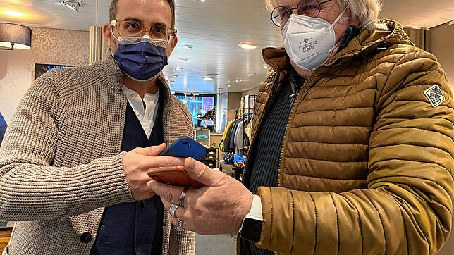 Nach dem Aus für die 2-G-Regel im Einzelhandel: Thomas Wartner (links) kontrolliert den 3-G-Status eines Kunden in seinem Modegeschäft.