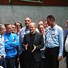 Alle Augen auf den Kanzler: Olaf Scholz beim Besuch des VfB Friedrichshafen.