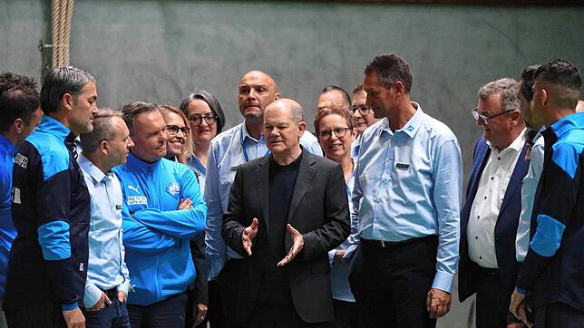 Alle Augen auf den Kanzler: Olaf Scholz beim Besuch des VfB Friedrichshafen.