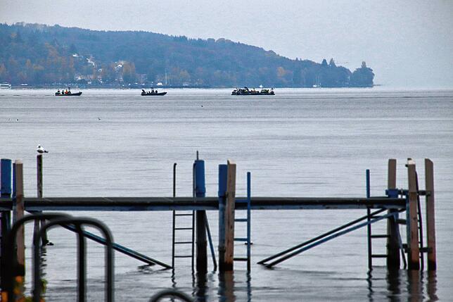 Schemenhaft sind Schnellboote im Dunst auf dem Überlinger See zu sehen erkennen.