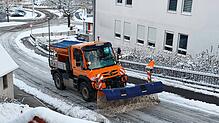 Die Räumfahrzeuge sind nach dem starken Schneefall ab Donnerstagabend im Dauereinsatz.