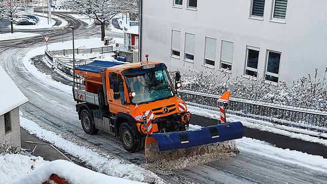 Die Räumfahrzeuge sind nach dem starken Schneefall ab Donnerstagabend im Dauereinsatz.