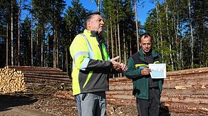 Forstbetriebsleiter Martin Schrenk (links) und Kreisforstamtsleiter Karlheinz Schäfer informierten bei der Waldbegehung des Gemeinderats ...