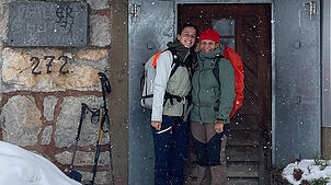 Schon öfters waren Stefanie Ritter (links) und Sophia Sandkühler auf der Pfälzerhütte. Auch im Winter. Ab dem Frühsommer sind die beiden ...
