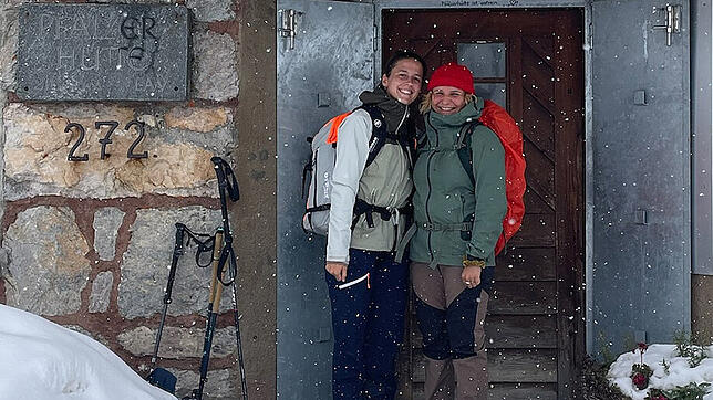 Schon öfters waren Stefanie Ritter (links) und Sophia Sandkühler auf der Pfälzerhütte. Auch im Winter. Ab dem Frühsommer sind die beiden ...