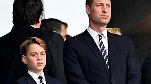 Prinz George soll eines Tages in die Fußstapfen von König Charles III. und Papa William treten. Seinen ersten Schritt als Thronfolger ...