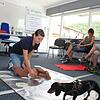 Trainerin Carmen Santo demonstriert die stabile Seitenlage anhand von Flaffy, einer Hundepuppe, in ihrem Erste-Hilfe-Kurs für Hunde der ...