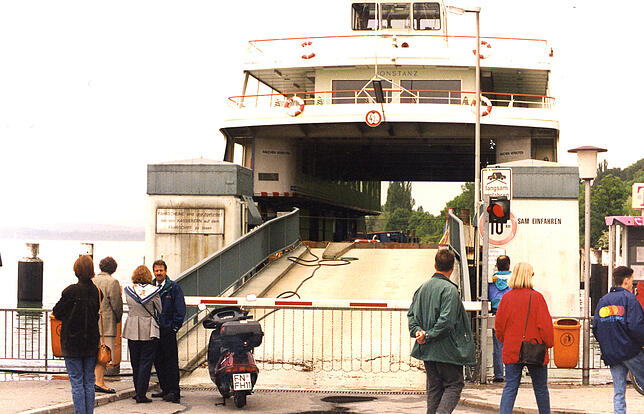 Dass Autofahrer bergab auf die Fähre fahren müssen, ist ein Beleg für den hohen Wasserspiegel des Bodensees.
