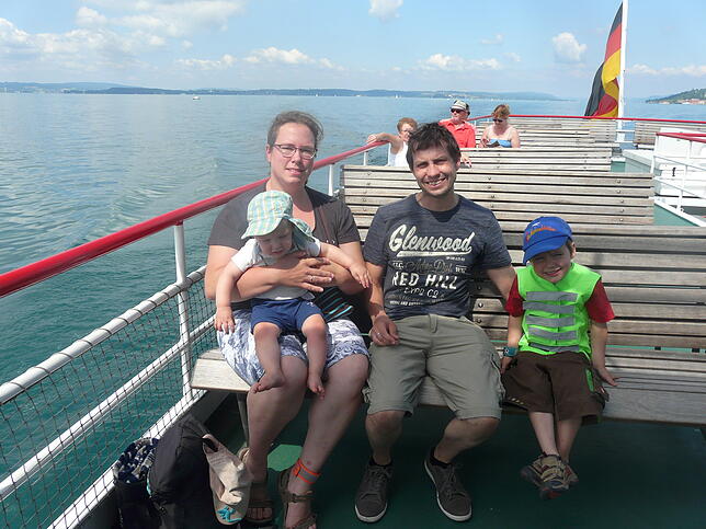 Die Berrischens starten den Ausflugstag mit einer gemütlichen Schifffstour von Meersburg nach Konstanz. Der viereinhalbjährige Lenni ist ...