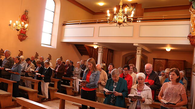 Rund 50 Gläubige feiern in der Kirche St. Jakobus in Allmendshofen einen Dankgottesdienst. Anlass ist das Diamantene Priesterjubiläum ...