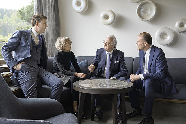 Die Hoteliersfamilie richtet den Blick nach vorn: Renate und Heiner Finkbeiner (Mitte) mit den Söhnen Sebastian (links) und Matthias.