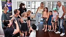 Das Promipaar Christin Stark (mitte) und Matthias Reim (rechts) nimmt sich viel Zeit für die Kinder und Familien der Nachsorgeklinik ...