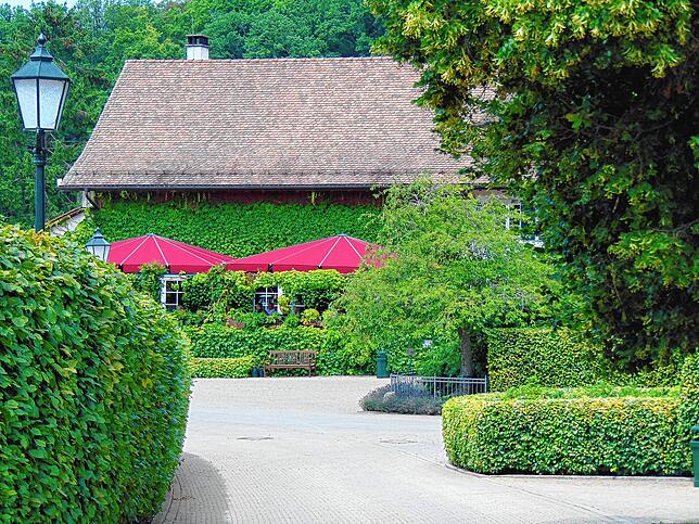 Gepflegtes und eindrückliches Hofgestüt Albführen. Hier das Restaurant mit Gartenwirtschaft.