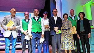 Jubilare der Wälderbuebe werden geehrt (von links): Manfred Dotter, Thomas und Albert Grießhaber, Sabine Rosenfelder, Dirigent Oliver ...