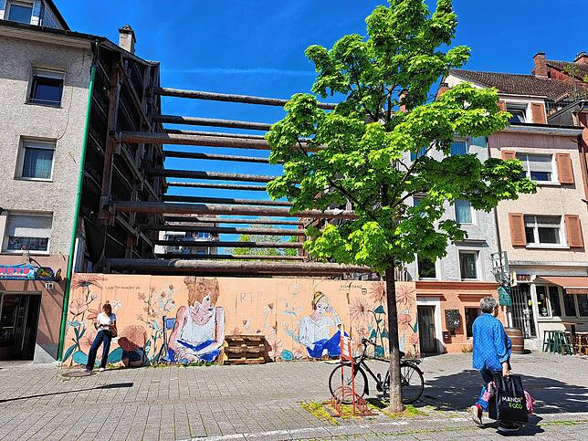Seit sechseinhalb Jahren stützen Baumstämme eine Häuserzeile in bester Altstadt-Lage.