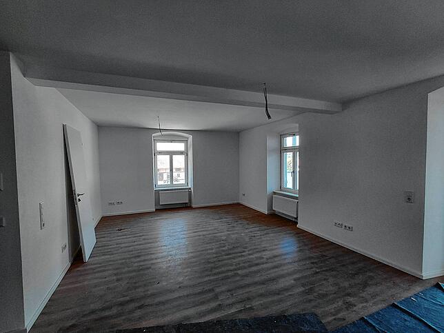 Die Bögen an den Fensteröffnungen vermitteln den historischen Charakter des Gebäudes. Die Wohnungen sind schon fast fertig.
