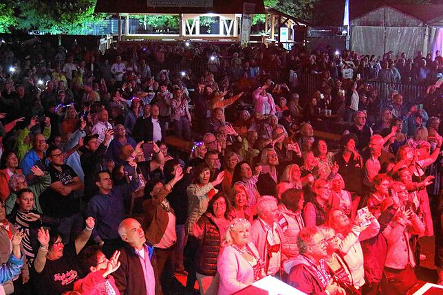 Bild 1: Nasser Auftakt beim Pfullywood-Festival: Spatzen singen auch im Regen