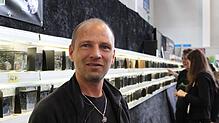Hunderte kleine Fische an der Wand aufgereiht und dazwischen: Peter Bärwald. Er ist Gründungsmitglied des Vereins der Kampffischfreunde.