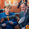 Toll, was der alles kann: Zum Auftakt der Hannover Messe schauen Kanzlerin Angela Merkel und Schwedens Ministerpräsident Stefan Löfven ...