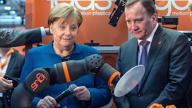 Toll, was der alles kann: Zum Auftakt der Hannover Messe schauen Kanzlerin Angela Merkel und Schwedens Ministerpräsident Stefan Löfven ...