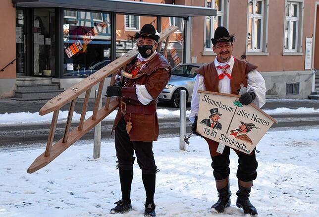 Bild 4: Bilder von der Narrenbaumaktion der Stockacher Zimmerergilde am Schmotzigen Dunschtig: Jetzt ist der Baum der Stammbaum aller Narren