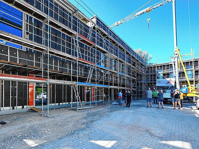 Noch eingerüstet, aber bald mit einer Fassade versehen. Das neue Gebäude der Realschule. Das Bild entstand im September 2020.