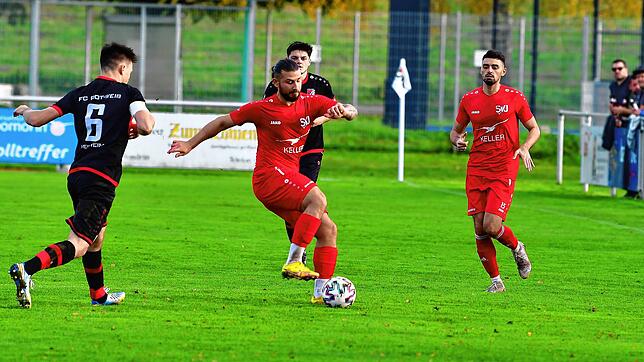 Tor des Tages: Mustafa Akgün (Mitte) war es vorbehalten, bei einer Vielzahl von Chancen, in der 72. Minute den 1:0-Siegtreffer für den ...
