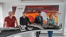 Von links: Michael Weiß, Mehmet Özgür, Aldo Poppiti und Gabriele Süss-Köstler im Eingangsbereich von DGH Sand Casting. Auf dem Tisch vor ...