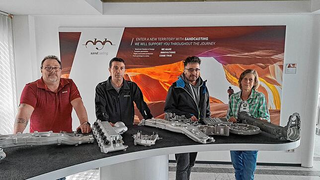 Von links: Michael Weiß, Mehmet Özgür, Aldo Poppiti und Gabriele Süss-Köstler im Eingangsbereich von DGH Sand Casting. Auf dem Tisch vor ...