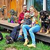 Tim, Eva und Len Wiethaler sitzen auf der Terrasse vor ihrem Tinyhaus. Die Bilder entstanden im August 2023 – einer Zeit, in der das ...