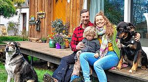 Tim, Eva und Len Wiethaler sitzen auf der Terrasse vor ihrem Tinyhaus. Die Bilder entstanden im August 2023 – einer Zeit, in der das ...