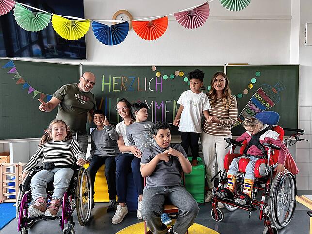 Die Klassenlehrerinnen Angelika Veser und Vivien Flum begrüßen ihre Schützlinge mit dem Schriftzug „Herzlich Willkommen“.