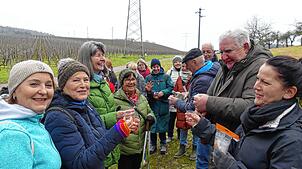 Bei der ersten Pause gibt es wärmende Wässerchen, die (vorn, von rechts) Barbara Raeder, ehemalige TAK-Vorsitzende, Wanderführer Meinrad ...