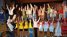 Die Jung-Schauspieler jubeln am Proben-Wochenende über ihre geleistete Arbeit als Vorbereitung auf die Theateraufführungen. Foto: ...