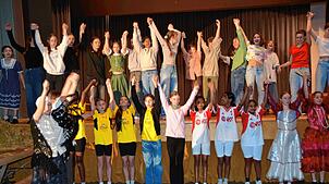 Die Jung-Schauspieler jubeln am Proben-Wochenende über ihre geleistete Arbeit als Vorbereitung auf die Theateraufführungen. Foto: ...