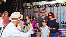 Eine Erinnerung an ein unvergessliches Erlebnis auf der Open-Air-Bühne, Redaktionsleiter Stefan Hilser fotografiert mit dem Handy der ...