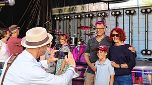 Eine Erinnerung an ein unvergessliches Erlebnis auf der Open-Air-Bühne, Redaktionsleiter Stefan Hilser fotografiert mit dem Handy der ...