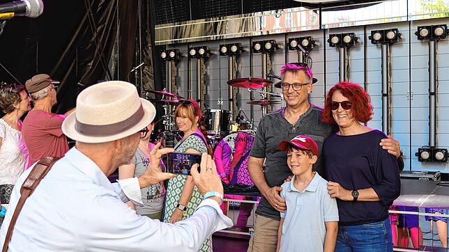 Eine Erinnerung an ein unvergessliches Erlebnis auf der Open-Air-Bühne, Redaktionsleiter Stefan Hilser fotografiert mit dem Handy der ...
