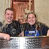 Auch so macht Bier Spaß: Die Täuflinge Julian Aberl und Anna Maria Bettu werden mit reichlich Gerstensaft übergossen.