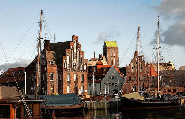 Die Stadtgeschichte ist in Wismar allgegenwärtig.
