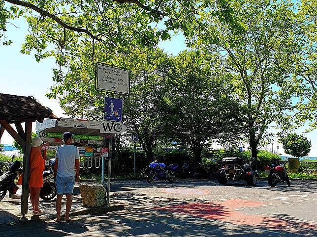 Ein kleines blaues Schild auf dem Fähreparkplatz zeigt in Richtung Fußgängerunterführung. Autofahrer Siegfried Balke sagt: „Den ...