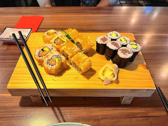 Die kleine Sushi-Platte bietet drei Shakemaki (Thunfisch), drei Kappamiki (Gurke) und acht California Rolls mit Lachs.