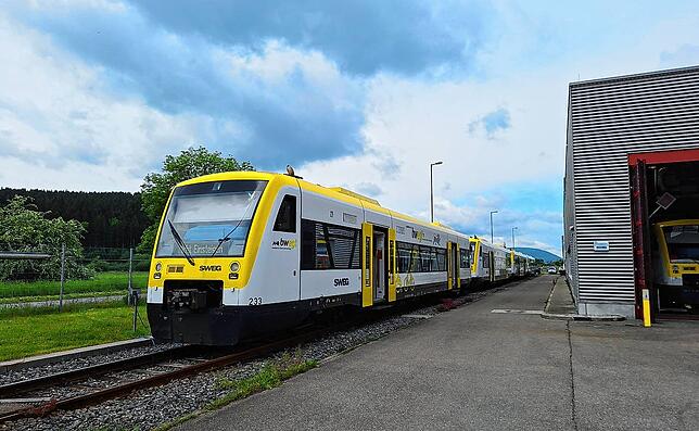 Eine Traktion aus drei Triebwagen wartet auf ihren Einsatz im Schülerverkehr.