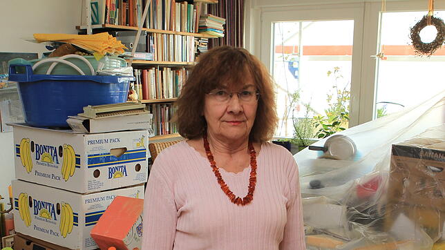 Brigitte Gebauer inmitten ihrer Habseligkeiten in ihrer Wohnung in der Schwaketenstraße. Das Chaos sei beträchtlich und belastend, ...